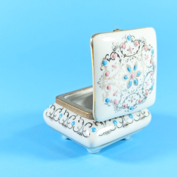 White porcelain lidded trinket box with silver, blue and pink pattern - Picture 5 of 11